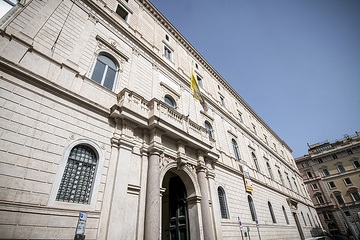 Fassade des Palazzo della Cancelleria (dt. "Kanzleipalast"), Sitz verschiedener Gerichtshöfe des Vatikan, am 16. April 2024 in Rom (Italien).