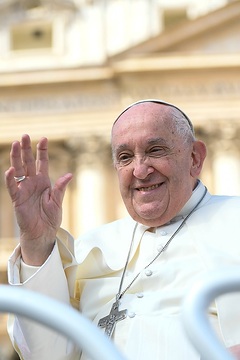 Papst Franziskus winkt aus dem Papamobil bei der Generalaudienz am 17. April 2024 auf dem Petersplatz im Vatikan.
