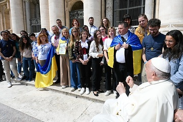Papst Franziskus und Menschen mit Fahnen der Ukraine bei der Generalaudienz am 17. April 2024 auf dem Petersplatz im Vatikan.