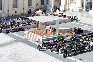Generalaudienz mit Papst Franziskus am 17. April 2024 auf dem Petersplatz im Vatikan.