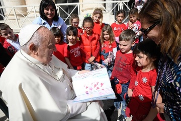 Papst Franziskus spricht mit Kindern bei der Generalaudienz am 17. April 2024 auf dem Petersplatz im Vatikan.