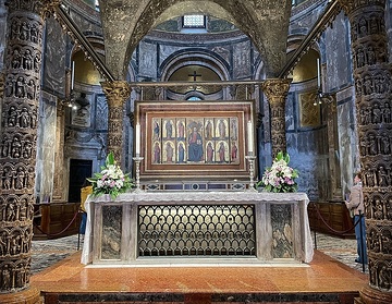 Altar mit dem Grab des Heiligen Markus im Markusdom (Basilica di San Marco) in Venedig (Italien) am 16. April 2024.