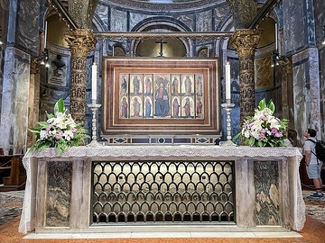 Altar mit dem Grab des Heiligen Markus im Markusdom (Basilica di San Marco) in Venedig (Italien) am 16. April 2024.