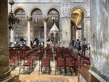 Besucher im Markusdom (Basilica di San Marco) in Venedig (Italien) am 16. April 2024.