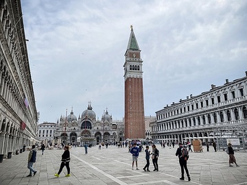 Markusplatz mit Markusdom (Basilica di San Marco) und Markusturm in Venedig (Italien) am 16. April 2024.