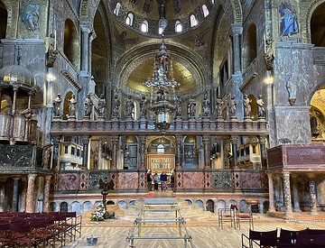 Blick vom Mittelschiff auf den Chorraum im Markusdom (Basilica di San Marco) in Venedig (Italien) am 16. April 2024.