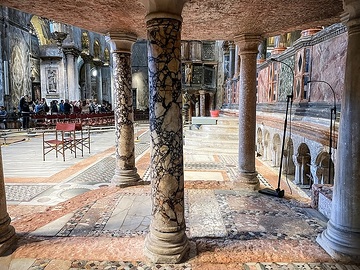 Säulen im Markusdom (Basilica di San Marco) in Venedig (Italien) am 16. April 2024.