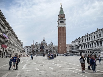 Markusplatz mit Markusdom (Basilica di San Marco) und Markusturm in Venedig (Italien) am 16. April 2024.