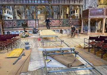 Arbeiter errichten am 16. April 2024 im Markusdom (Basilica di San Marco) in Venedig (Italien) eine Rampe für den Besuch von Papst Franziskus.
