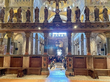 Arbeiter errichten am 16. April 2024 im Markusdom (Basilica di San Marco) in Venedig (Italien) eine Rampe für den Besuch von Papst Franziskus.
