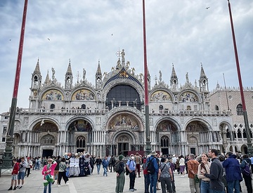 Markusplatz mit Markusdom (Basilica di San Marco) in Venedig (Italien) am 16. April 2024.