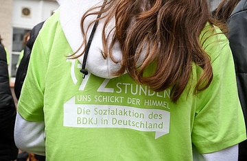 Logo der 72-Stunden-Aktion, der Sozialaktion des Bundes der Deutschen Katholischen Jugend (BDKJ), unter dem Motto "72 Stunden - uns schickt der Himmel", auf einem Hoodie am 19. April 2024 in Mainz.