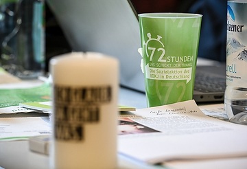 Logo der 72-Stunden-Aktion, der Sozialaktion des Bundes der Deutschen Katholischen Jugend (BDKJ), unter dem Motto "72 Stunden - uns schickt der Himmel", auf einem Trinkbecher am 19. April 2024 in Mainz.