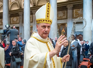 Kardinal Angel Fernandez Artime, Generaloberer der Salesianer Don Boscos, am 20. April 2024 in der Basilika Santa Maria Maggiore in Rom (Italien) nach seiner Bischofsweihe.