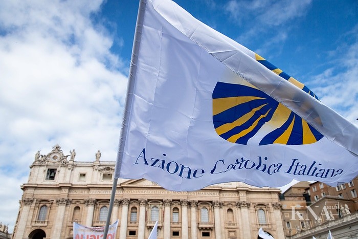 240425-0916-000065 Fahne der "Azione Cattolica"