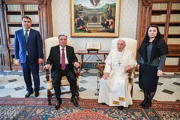 Papst Franziskus empfängt Emomali Rahmon (2.v.l.), Staatspräsident von Tadschikistan, am 26. April 2024 im Vatikan.