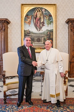 Papst Franziskus empfängt Emomali Rahmon, Staatspräsident von Tadschikistan, am 26. April 2024 im Vatikan.