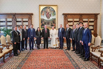 Papst Franziskus empfängt Emomali Rahmon (m.l.), Staatspräsident von Tadschikistan, mit einer Delegation aus Tadschikistan am 26. April 2024 im Vatikan.