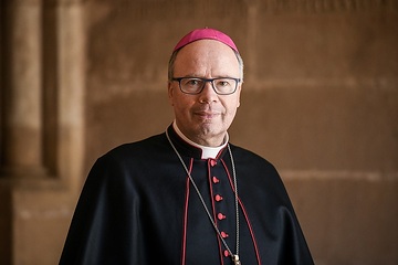 Stephan Ackermann, Bischof von Trier, am 15. Mai 2020 im Kreuzgang in Trier.