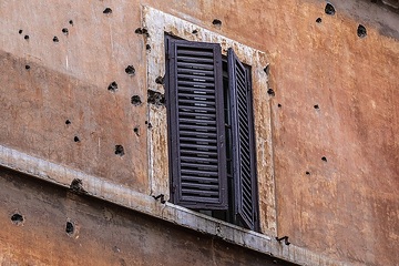 Hausfassade mit Löchern in der Via Rasella in Rom am 13. März 2019. In der Via Rasella detonierte während des Zweiten Weltkriegs eine von Partisanen gelegte Bombe.