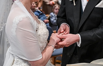 Der Bräutigam steckt der Braut den Ehering an bei einer Trauung am 20. April 2024 in der Kirche Sankt Laurentius in Bad Neuenahr-Ahrweiler.
