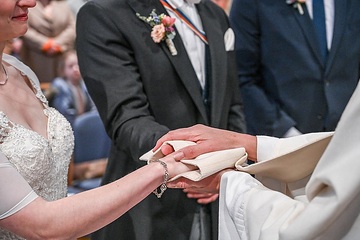 Der Priester hat seine Stola um die Hände des Hochzeitspaars gelegt und segnet das Paar bei einer Trauung am 20. April 2024 in der Kirche Sankt Laurentius in Bad Neuenahr-Ahrweiler.